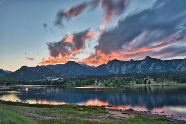 Larga Exposición Puesta Sol Sobre Estes Lago Nubes Ardientes Rodan —  Fotos de Stock