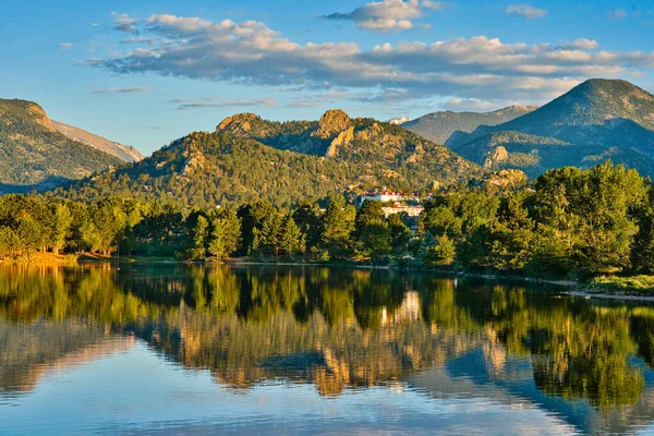 Estes Gölü, Rocky Dağları 'nın ve Estes Park Kasabası' nın çevresindeki yansıması. Huzurlu yansıtma sahnesinde çeşitli işaretler görülebilir.