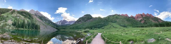 Colorado Kayalık Dağları 'ndaki mermer çanları çevreleyen patikaların ve uçurumların panoramik görüntüsü. Güzel manzaralı ve doğal manzaralı bir eyalet parkı.