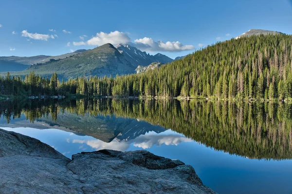 Urso Lago Montanha Rochosa Parque Nacional Colorado Início Manhã Reflexão Fotografias De Stock Royalty-Free