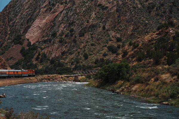 Río Arkansas Junto Motor Del Tren Naranja Con Cruce Ferrocarril — Foto de Stock