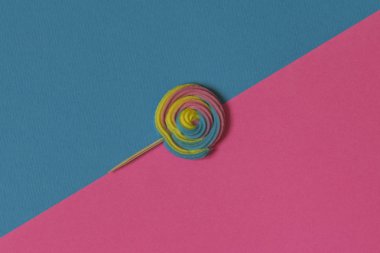 Renkli Kağıt arka plan üzerinde renkli, el yapımı girdap lolipop yaz renkleri yaratıcı görünümü. Kavramsal görüntü yazın. Minimalizm. Soyutlama. Yaratıcılık. Üstten görünüm.