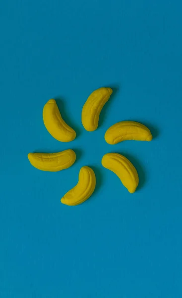 Caramelos Forma Plátano Alineados Círculo Para Una Imagen Conceptual Del — Foto de Stock
