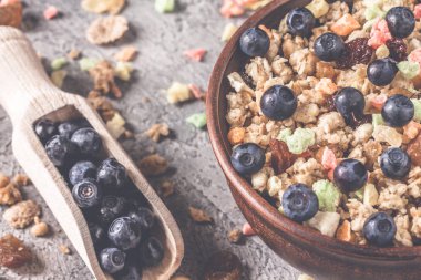 Kuruyemiş düzensiz arka planı gri günü kahvaltıda bir seramik plaka ile müsli.