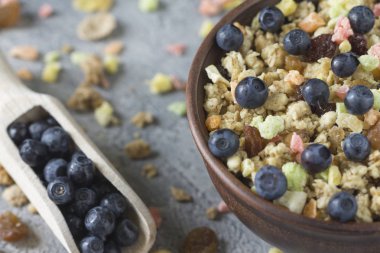 Kuruyemiş düzensiz arka planı gri günü kahvaltıda bir seramik plaka ile müsli.