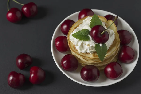 Panquecas Com Cerejas Chantilly Fundo Preto — Fotografia de Stock