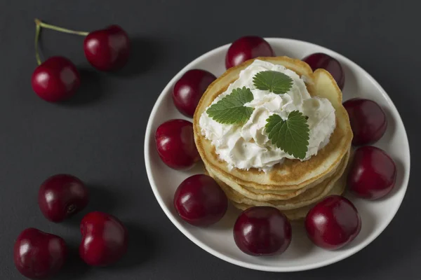 Frittelle Con Ciliegie Panna Montata Fondo Nero — Foto Stock