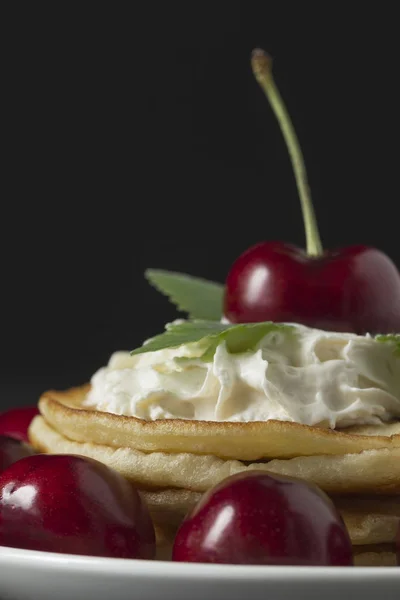 Crêpes Aux Cerises Crème Fouettée Sur Fond Noir — Photo