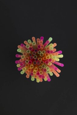 Neon renklerde siyah arka plan üzerine payet parti için içme yaratıcı görünümü. Üstten görünüm. 