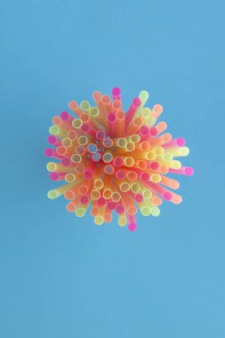 Yaratıcı görünümü üzerinde mavi arka plan straws(neon colors) parti içme. Üstten görünüm. 