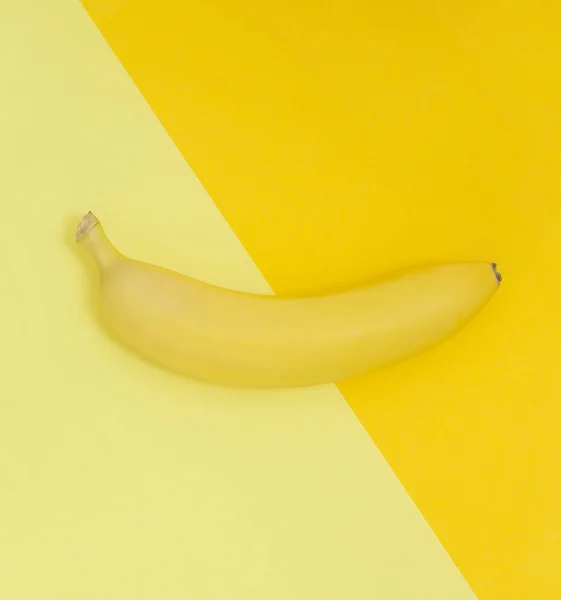 Vista Creativa Plátano Sobre Fondo Colores Similares Fondo Amarillo Abstracción — Foto de Stock
