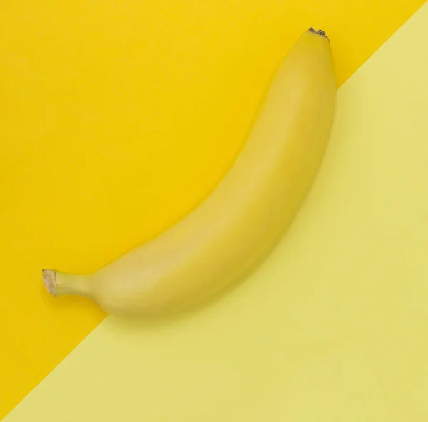 Kreative Ansicht Einer Banane Auf Einem Hintergrund Ähnlichen Farben Gelber — Stockfoto