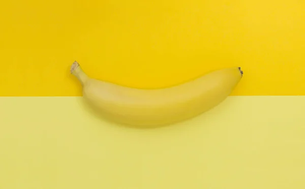 Kreative Ansicht Einer Banane Auf Einem Hintergrund Ähnlichen Farben Gelber — Stockfoto