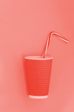 Kağıt bardak kahve kokteyl bardağı taşıran damla ile soyut manzarası. mercan arka plan yaşayan. Benzer renkleri. Tonlama.