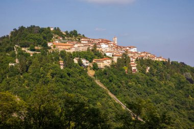 Sacro Monte (VA), İtalya - 01 Haziran 2020: Sacro Monte di Varese, UNESCO Dünya Kültür Mirası Bölgesi, Santa Maria del Monte, Varese, Lombardiya, İtalya