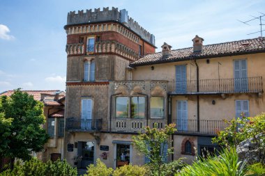 Sacro Monte (VA), İtalya - 01 Haziran 2020: Sacro Monte di Varese, UNESCO Dünya Kültür Mirası Alanı, Santa Maria del Monte, Varese, Lombardy, İtalya 'daki tipik bir ev haccı köyü