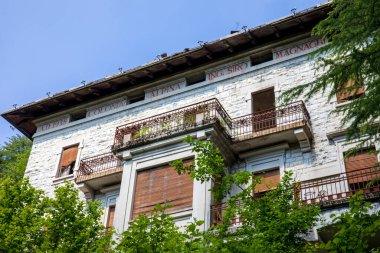 Sacro Monte (VA), İtalya - 01 Haziran 2020: Campo dei fiori bölge parkındaki Siro Magnaghi koloni binası, Varese, Lombardy, İtalya