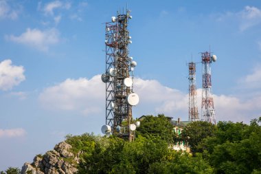 Sacro Monte (VA), İtalya - 01 Haziran 2020: Campo dei fiori bölge parkının tepesindeki baz istasyonu, Varese, Lombardy, İtalya