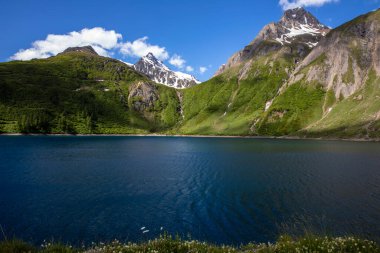 Morasco Gölü (VCO), İtalya - 21 Haziran 2020: Manzara ve Morasco Gölü, Morasco Gölü, Formazza Vadisi, Ossola VCO, Piedmont, İtalya