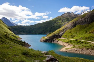 Morasco Gölü (VCO), İtalya - 21 Haziran 2020: Manzara ve Morasco Gölü, Morasco Gölü, Formazza Vadisi, Ossola VCO, Piedmont, İtalya