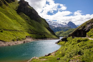 Morasco Gölü (VCO), İtalya - 21 Haziran 2020: Manzara ve Morasco Gölü, Morasco Gölü, Formazza Vadisi, Ossola VCO, Piedmont, İtalya