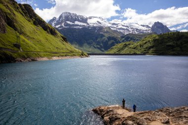 Morasco Gölü (VCO), İtalya - 21 Haziran 2020: Manzara ve Morasco Gölü, Morasco Gölü, Formazza Vadisi, Ossola VCO, Piedmont, İtalya