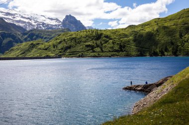Morasco Gölü (VCO), İtalya - 21 Haziran 2020: Manzara ve Morasco Gölü, Morasco Gölü, Formazza Vadisi, Ossola VCO, Piedmont, İtalya