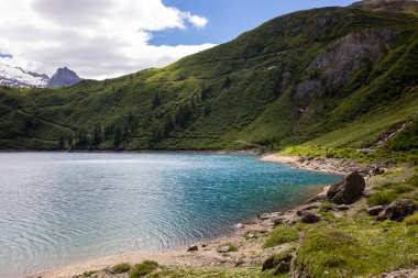 Morasco Gölü (VCO), İtalya - 21 Haziran 2020: Manzara ve Morasco Gölü, Morasco Gölü, Formazza Vadisi, Ossola VCO, Piedmont, İtalya