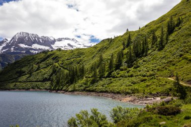 Morasco Gölü (VCO), İtalya - 21 Haziran 2020: Manzara ve Morasco Gölü, Morasco Gölü, Formazza Vadisi, Ossola VCO, Piedmont, İtalya