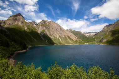 Morasco Gölü (VCO), İtalya - 21 Haziran 2020: Manzara ve Morasco Gölü, Morasco Gölü, Formazza Vadisi, Ossola VCO, Piedmont, İtalya