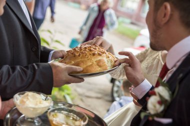Adam hamur işi yemeyi teklif ediyor.