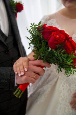 Ufukta gelin ve damat var.