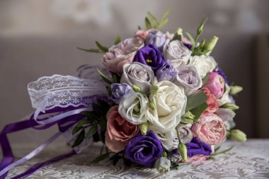 Ufukta gelin ve damat var.