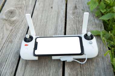 Yukarıdan çekilen kuadrakopter fotoğrafını kontrol etmek için bir joystick.