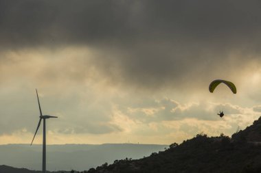 Anoia, Barcelona, İspanya 'daki rüzgar türbinleri arasında paraşütle atlama