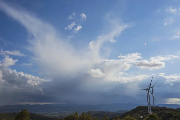 西班牙巴塞罗那Anoia的风力涡轮机和风暴 — 图库照片