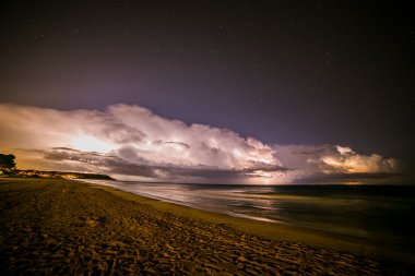 Platja Llarga plajında yıldırım, Tarragona, İspanya