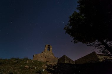 La Mola Tepesi 'nde gece ve ay ışığı, Barselona, İspanya