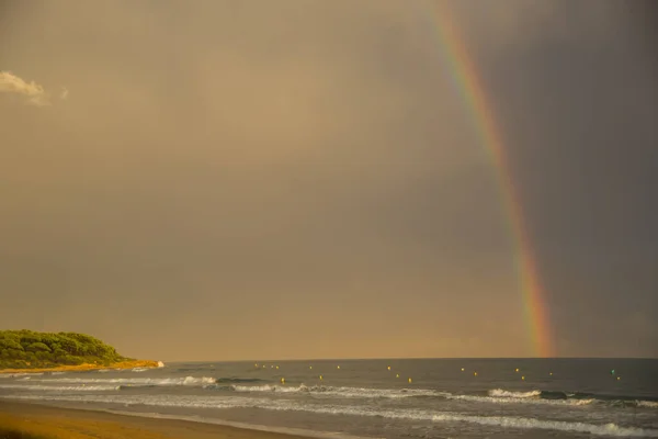 Tramonto Arcobaleno Sulla Spiaggia Platja Llarga Tarragona Spagna — Foto Stock