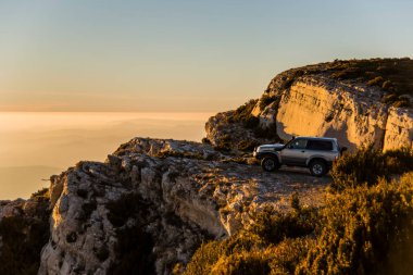 Serra Del Montsec, Lleida, İspanya 'da kış günbatımı ve 4x4 araba
