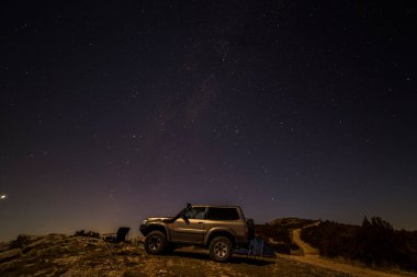 Serra Del Montsec, Lleida, İspanya 'da kış samanyolu ve 4x4 araç