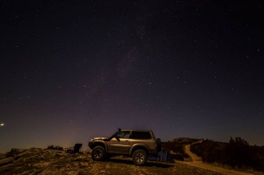 Serra Del Montsec, Lleida, İspanya 'da kış samanyolu ve 4x4 araç