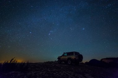 Serra Del Montsec, Lleida, İspanya 'da kış samanyolu ve 4x4 araç