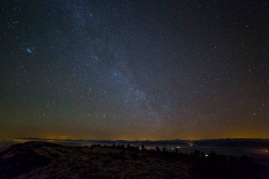 Serra Del Montsec 'te kış samanyolu, Lleida, İspanya
