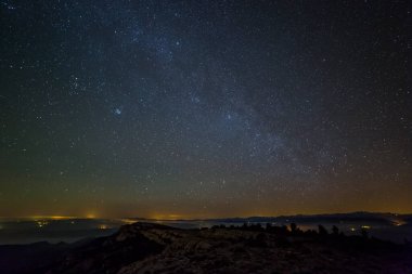 Serra Del Montsec 'te kış samanyolu, Lleida, İspanya