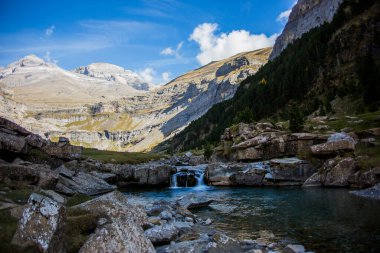 Ordesa ve Monte Perdido Ulusal Parkı 'ndaki Gradas de Soaso şelaleleri, İspanya