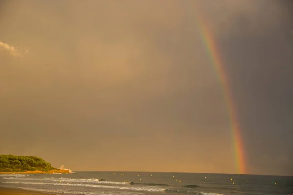 Tramonto Arcobaleno Sulla Spiaggia Platja Llarga Tarragona Spagna — Foto Stock