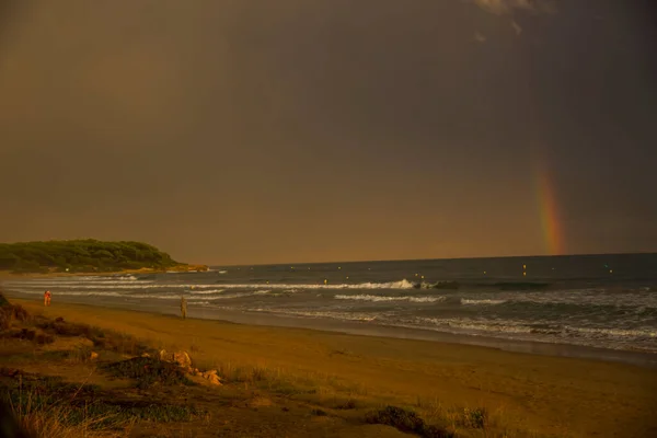 Naplemente Szivárvány Platja Llarga Strandon Tarragona Spanyolország — Stock Fotó