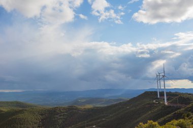 Anoia, Barselona, İspanya 'da rüzgar türbinleri ve fırtına