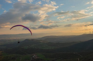 Anoia, Barcelona, İspanya 'daki rüzgar türbinleri arasında paraşütle atlama